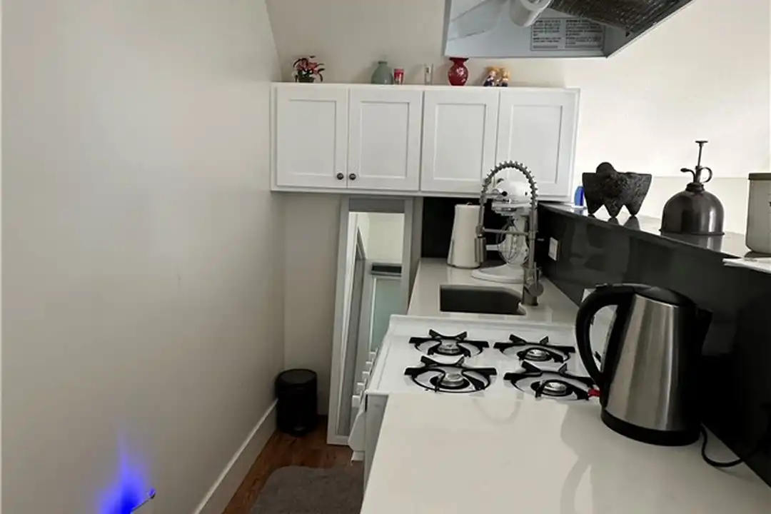 927 6th St – photo 1 of 23