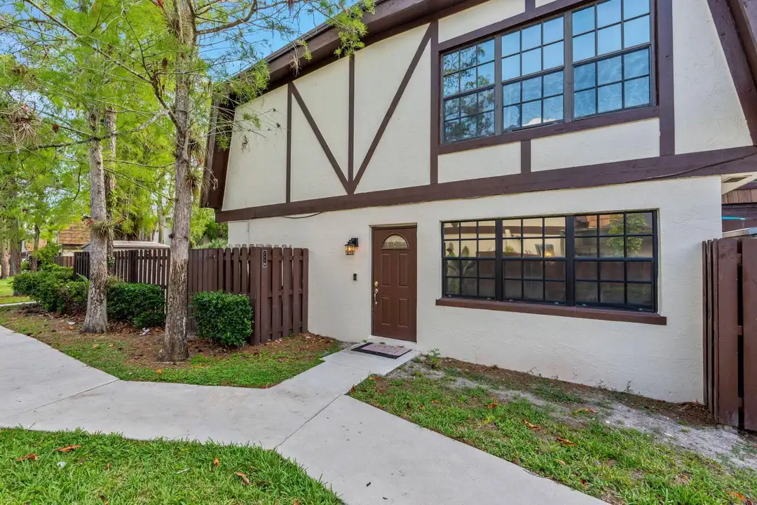 111 Weybridge Cir - View 4