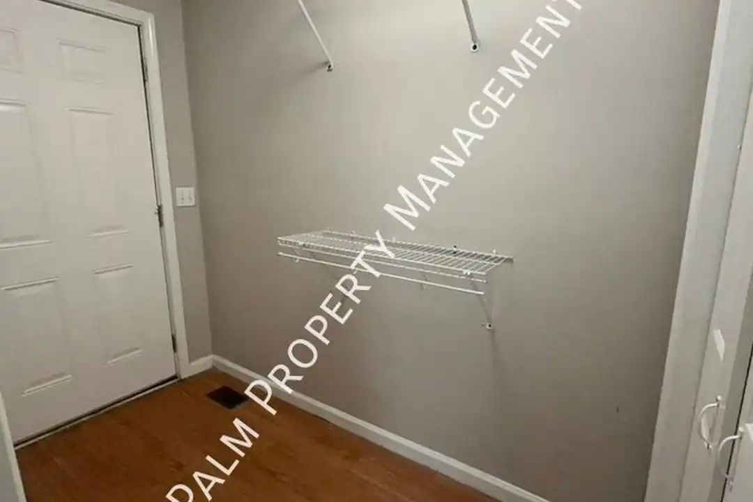 613 E Duffy St - More