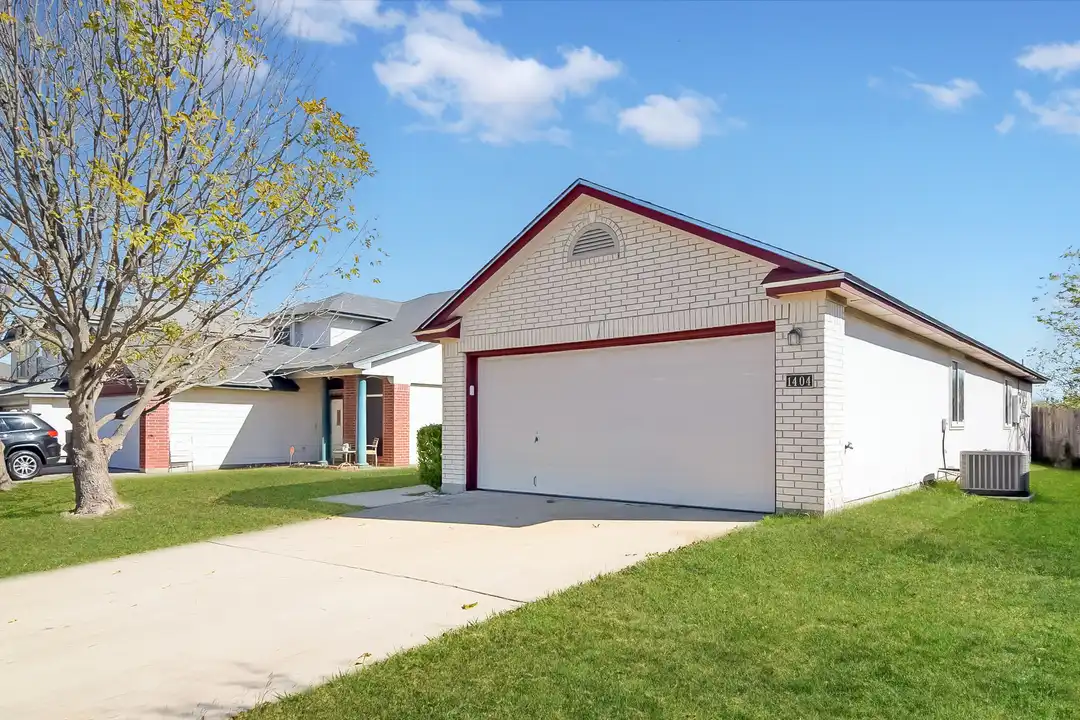1404 Fox Creek Dr - View 2