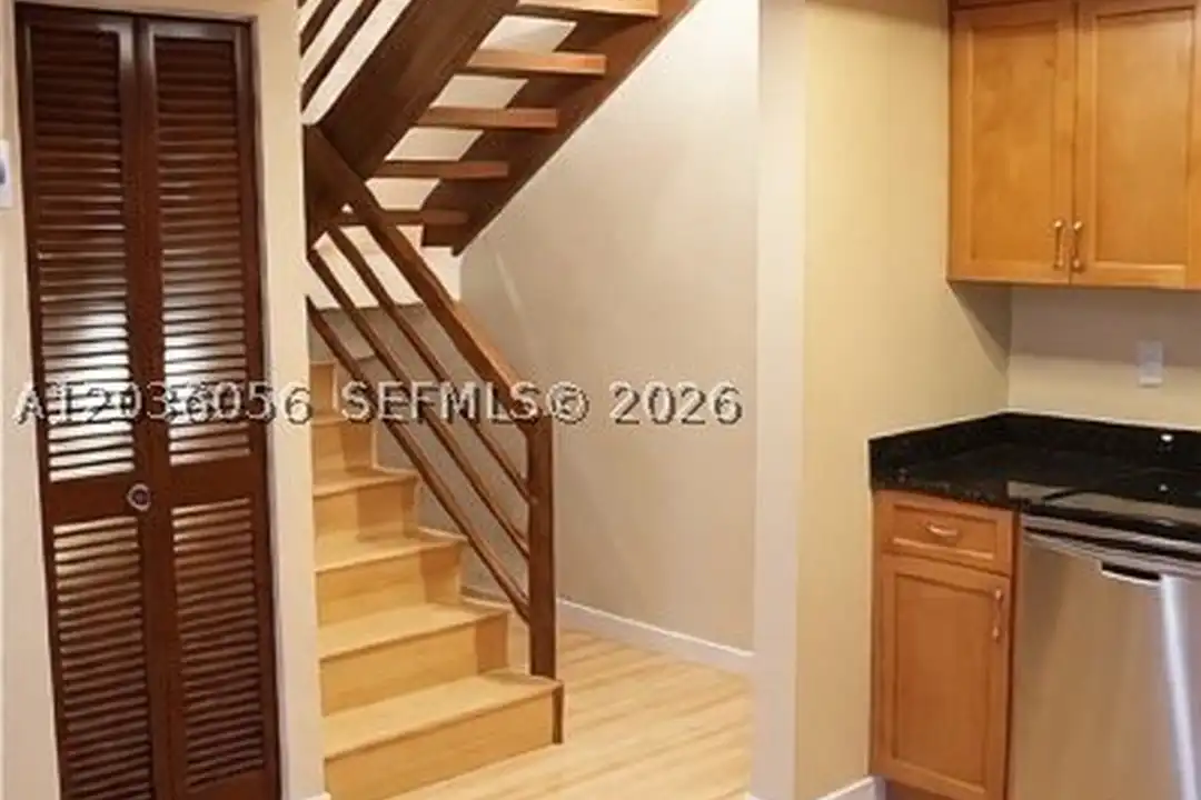 Apartment in Coral Gables - More