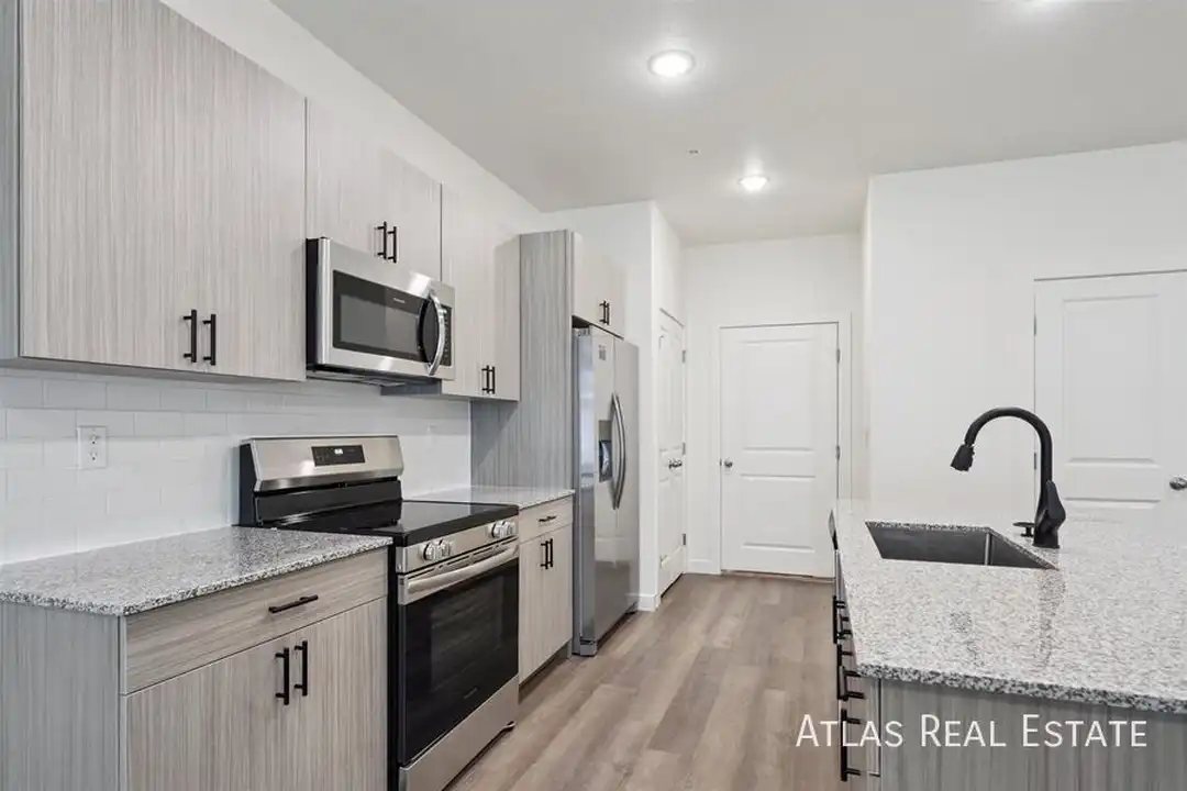 646 Homestead Ave - View 5
