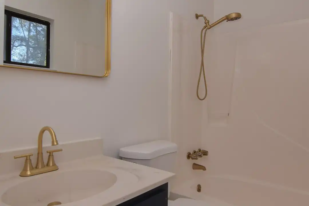 206 Tram Blvd - More