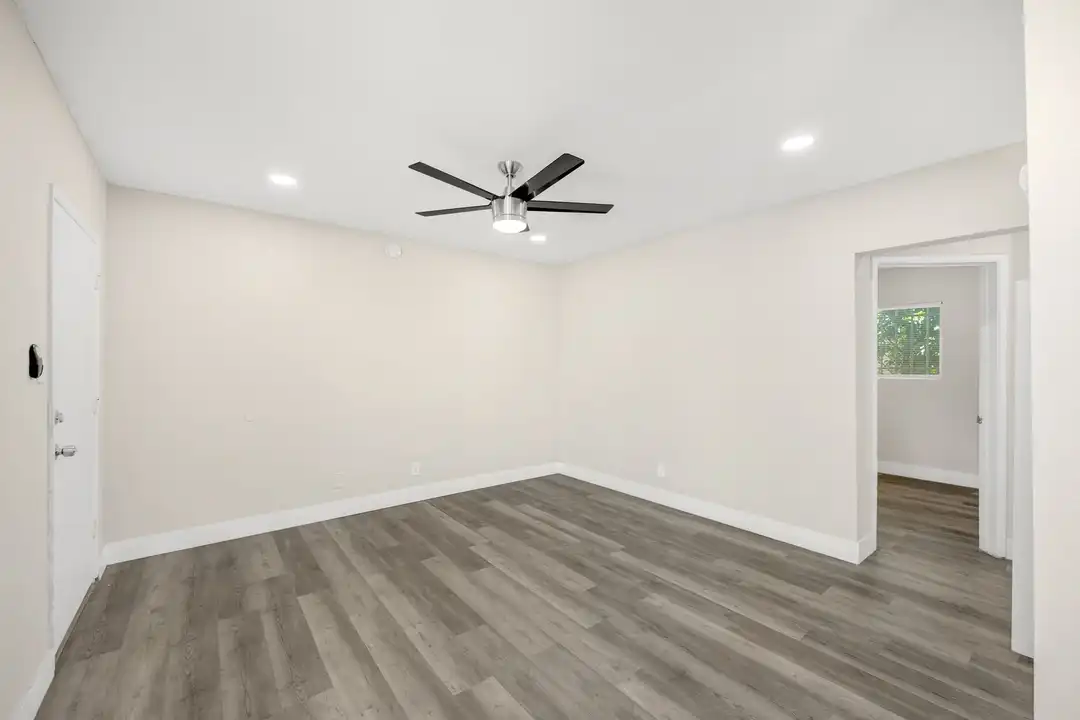 4500 N Lakewood Ave - View 6