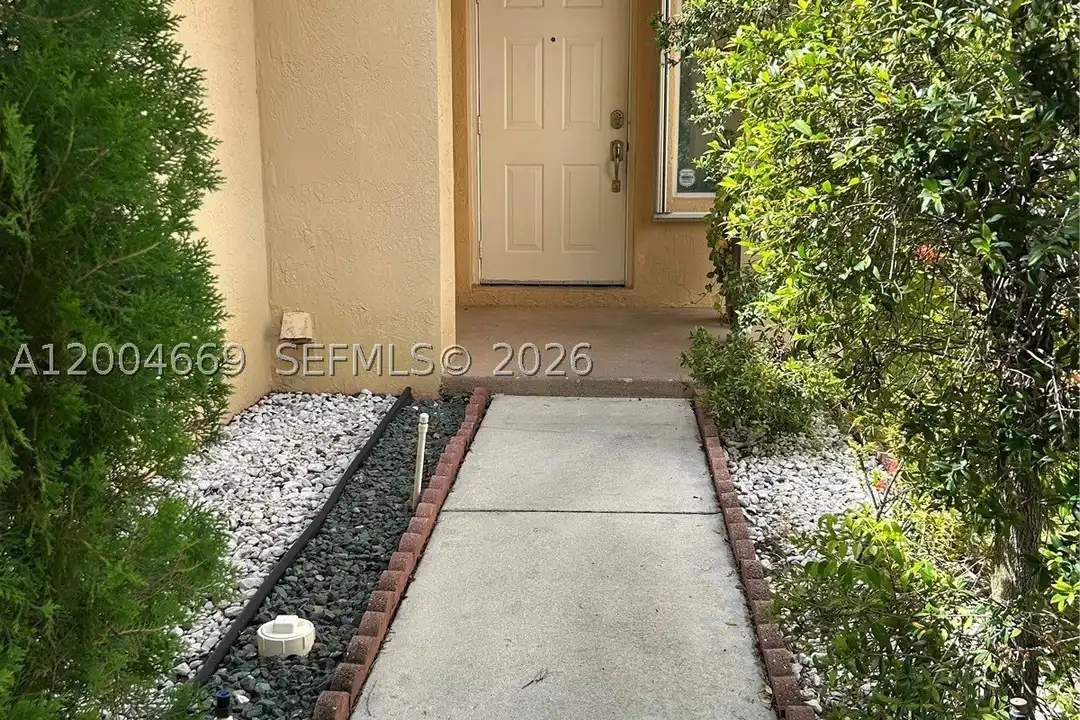 House in Weston - View 2
