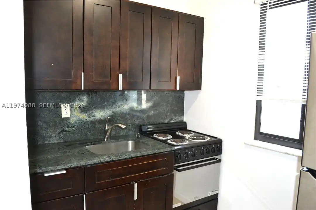 1035 SW 4th St #2 - View 6