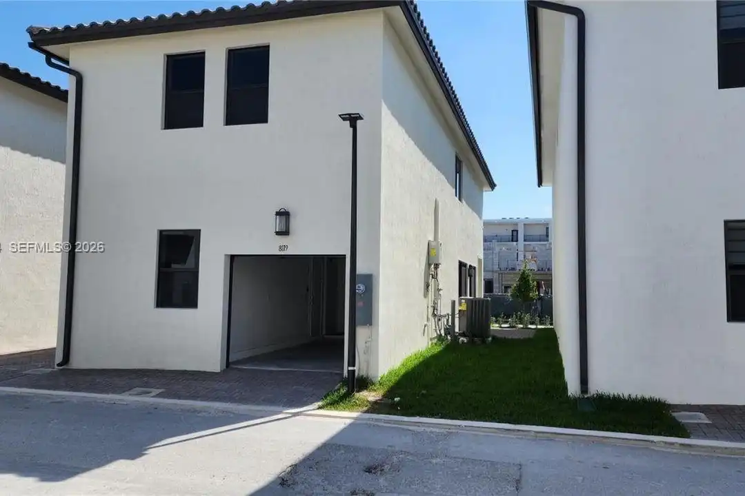 House in Doral - View 4