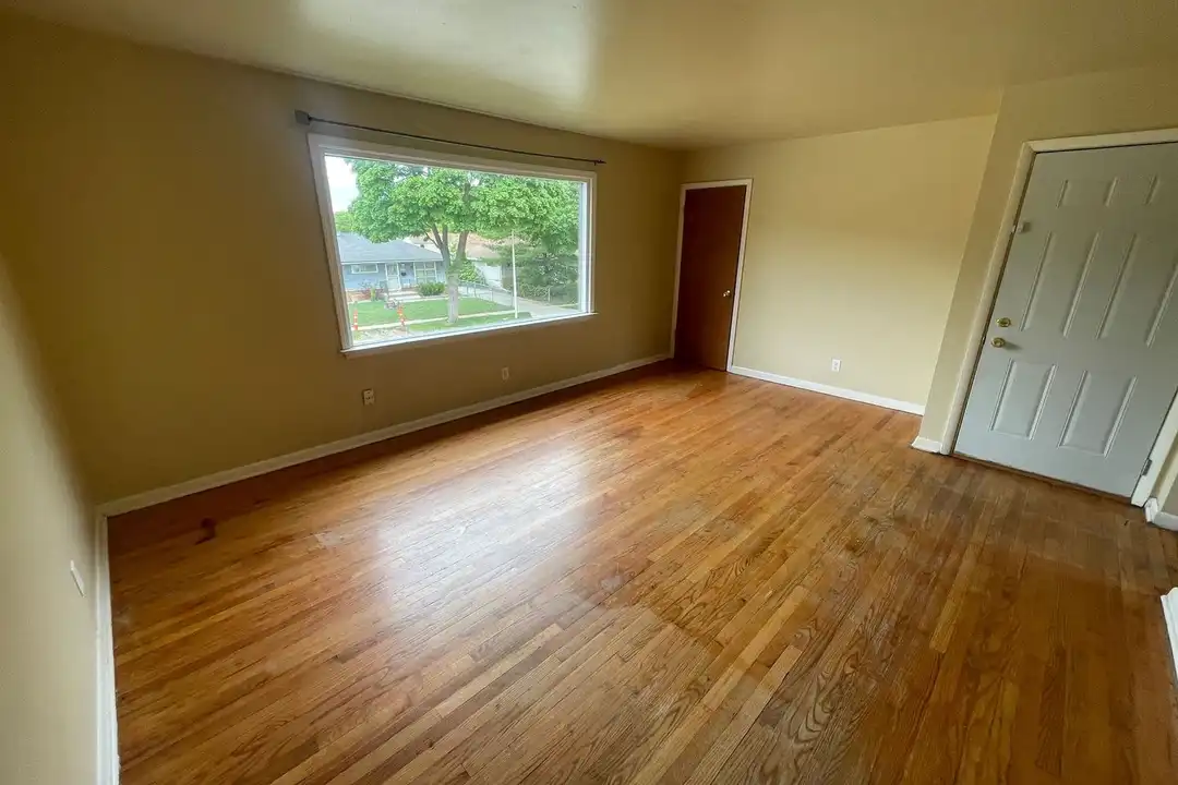 6221-6223 W Thurston Ave unit 6223 Upper - View 2