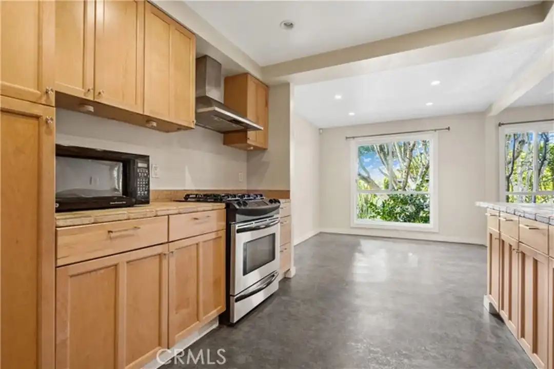 Apartment in West Hollywood - View 4