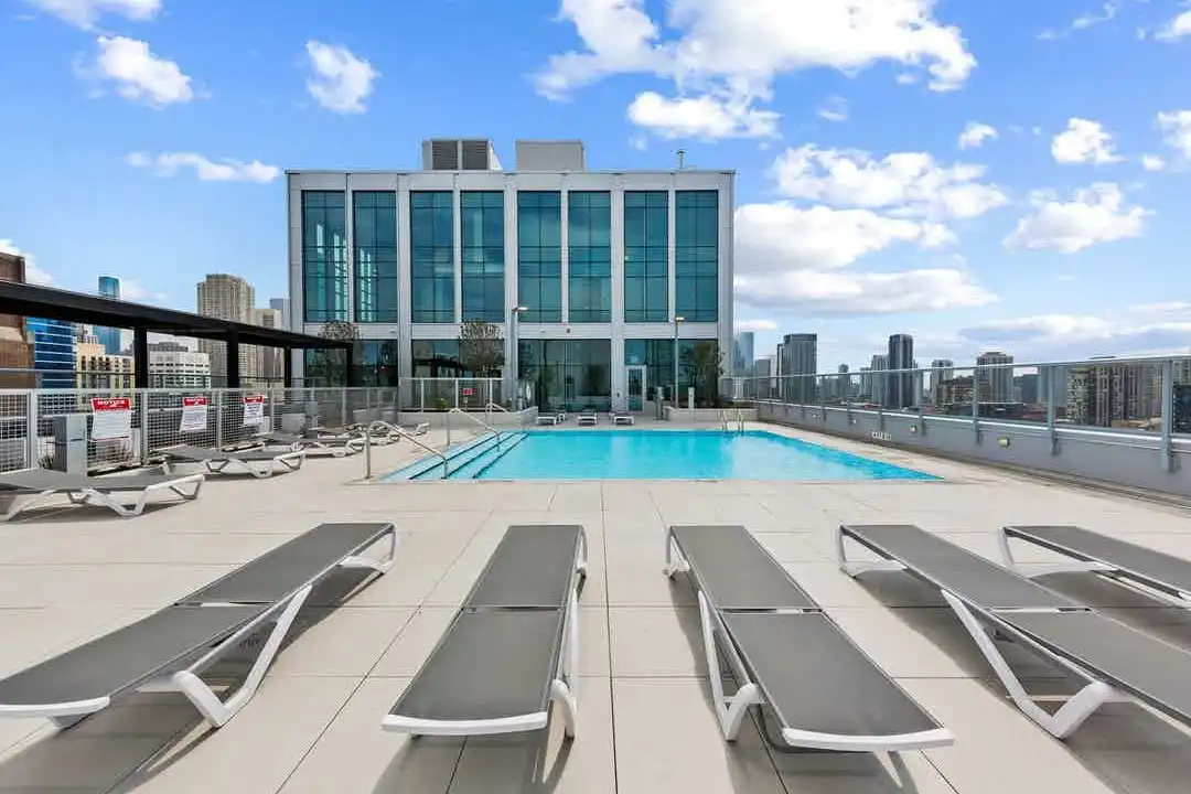 Apartment in Chicago - More