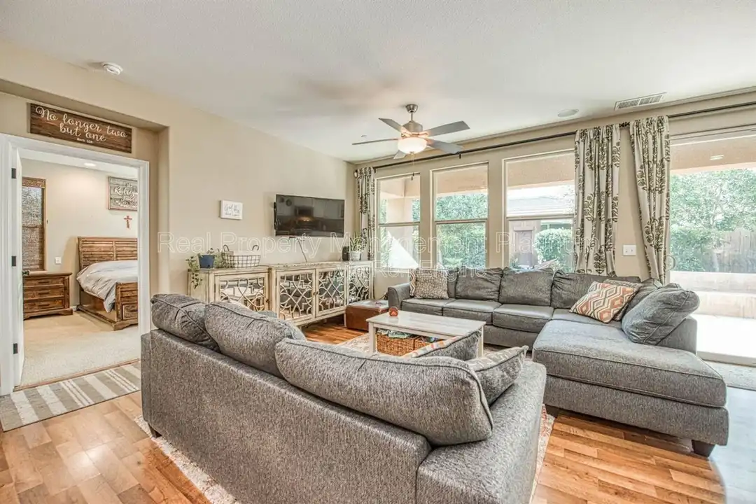 3470 Buckingham Ave - More