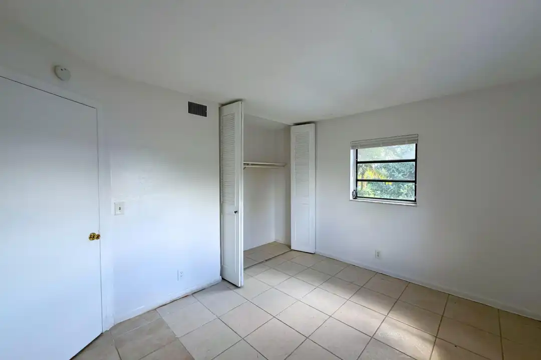 519 W Kalmia Dr #2 - View 6