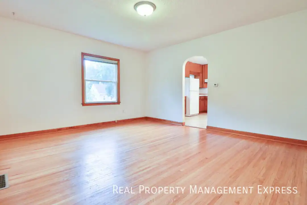 1412 W 17th St - More