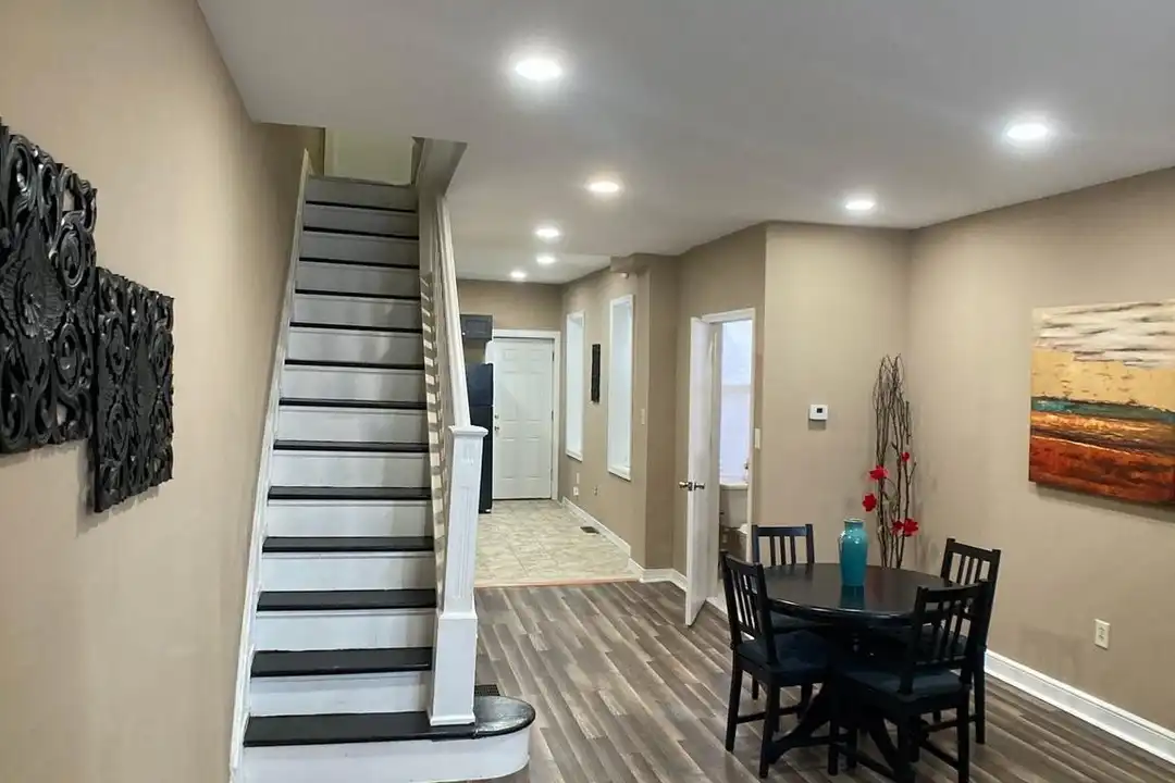 207 E Cambria St – photo 1