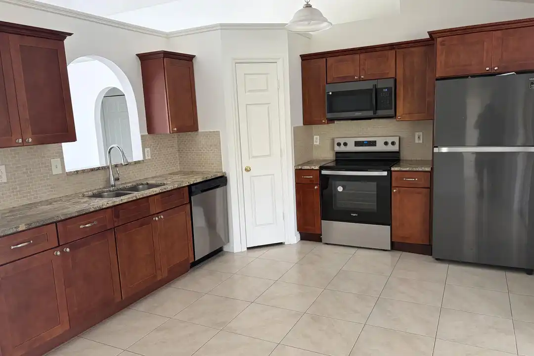 1682 SW Glacador Ave - More