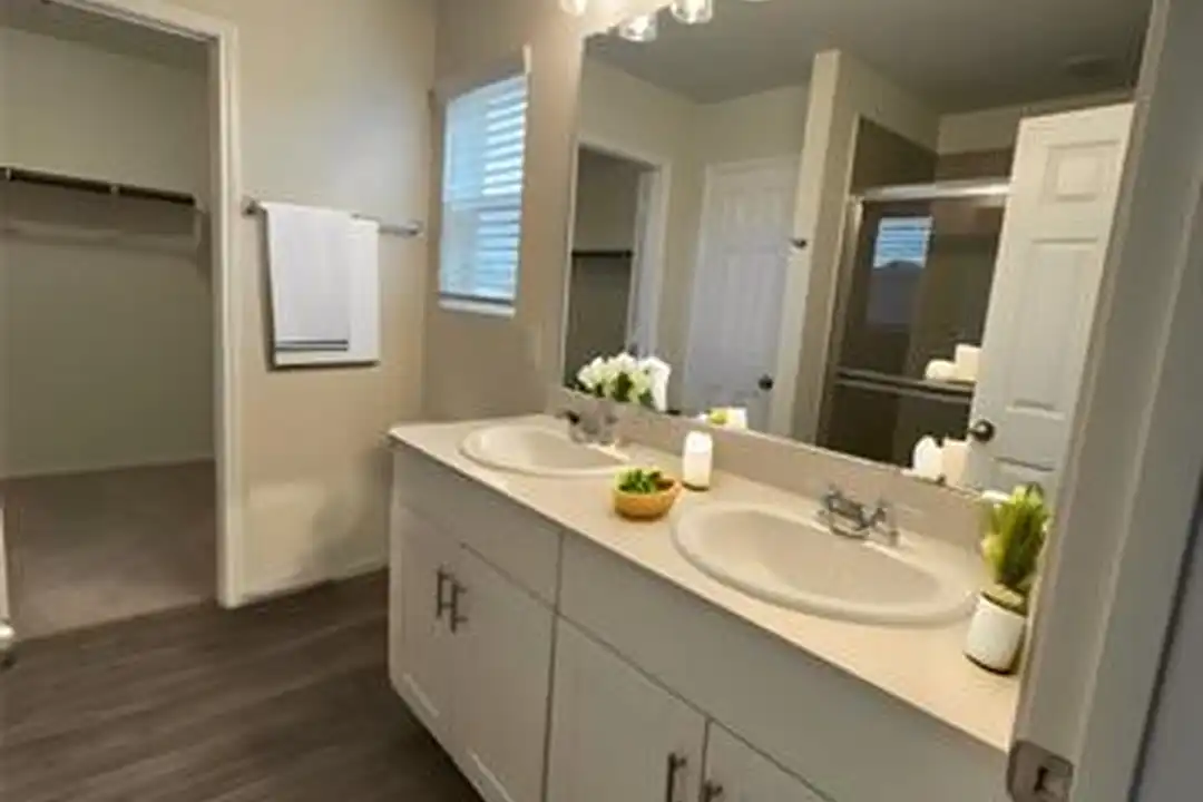 320 Glenwick Ln - View 5