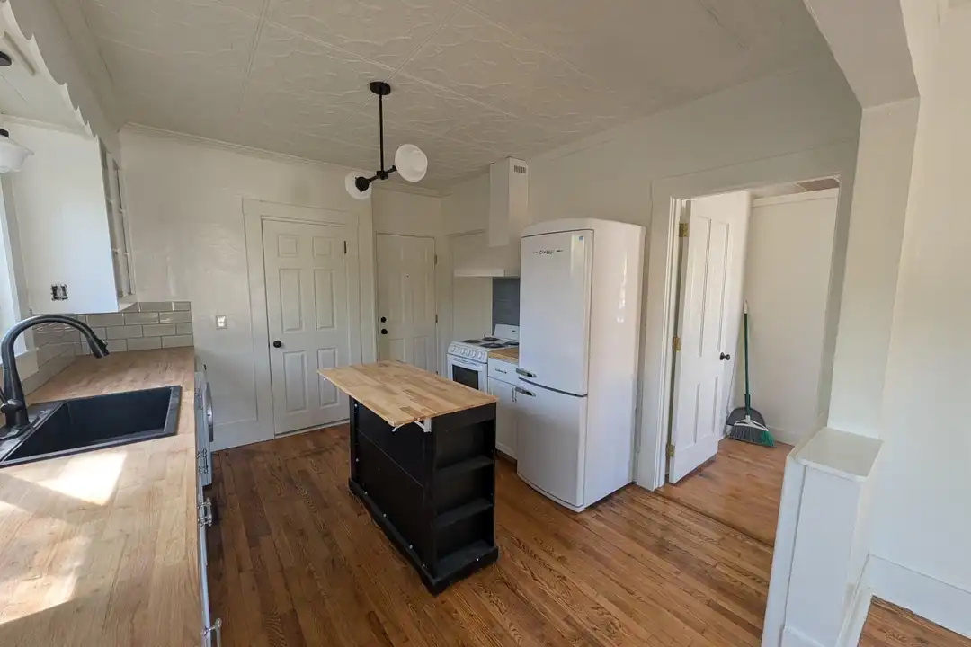 180 Highland St - More