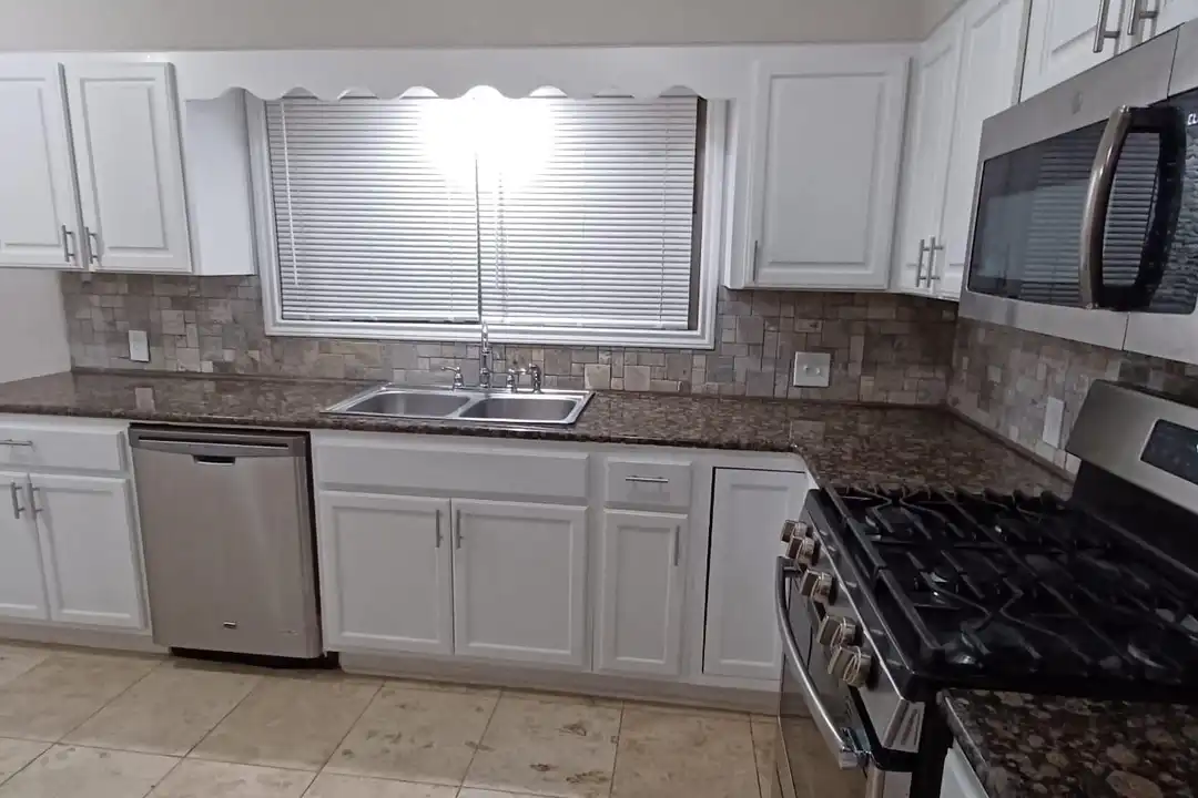 1017 Oak Dr - More
