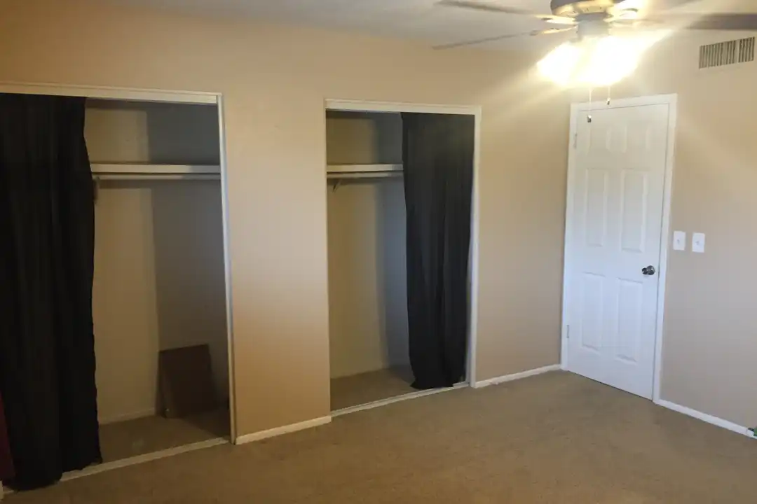 909 E Lodge Dr - View 6