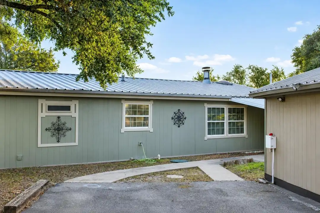 102 Crestview – photo 1 of 8