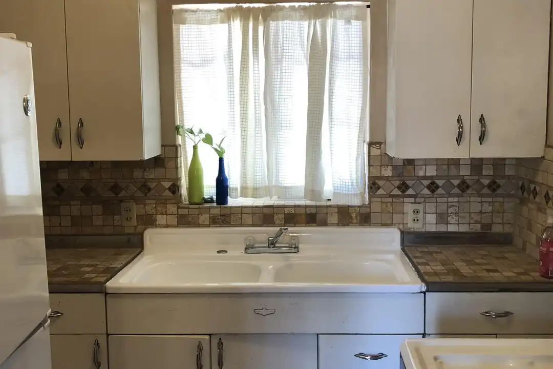 1323 E 9th St - View 4