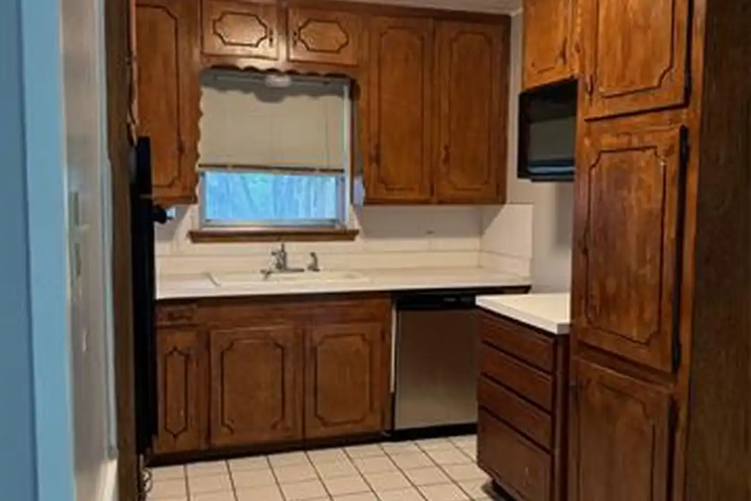 1004 Oakwood Dr - View 4
