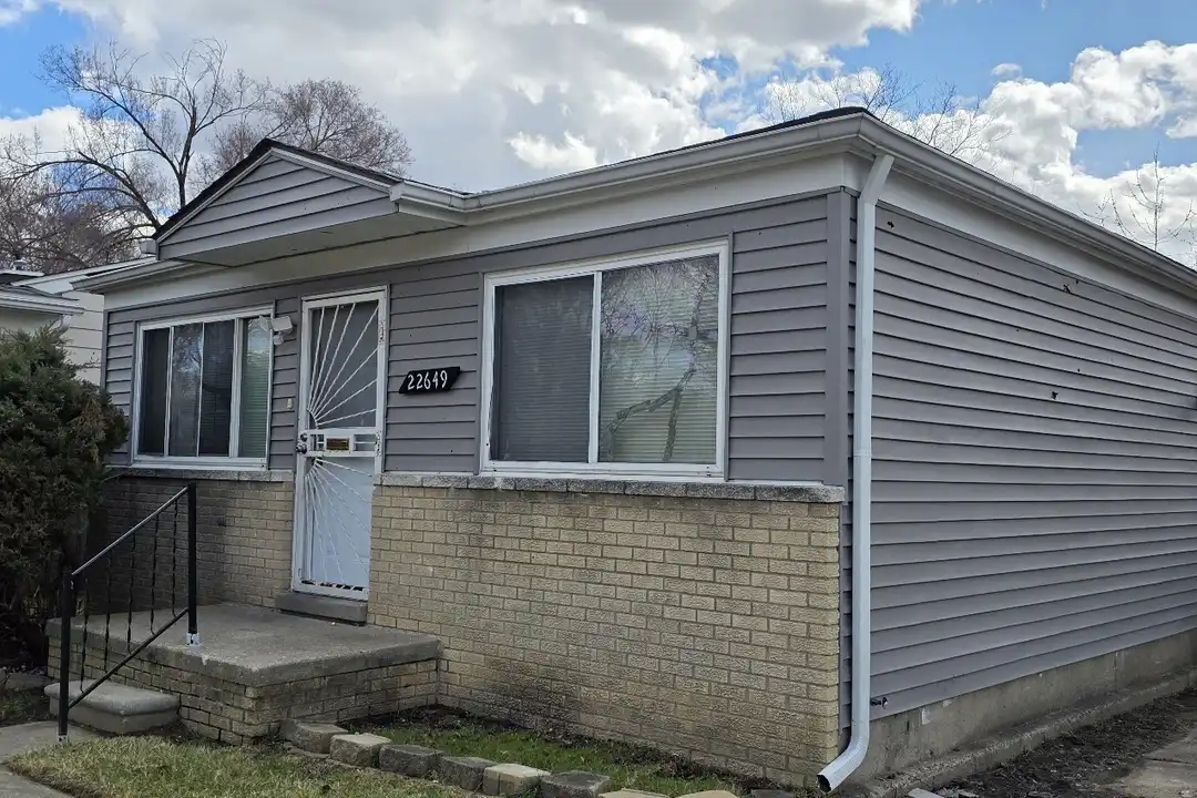 22649 Frisbee St – pohled 2