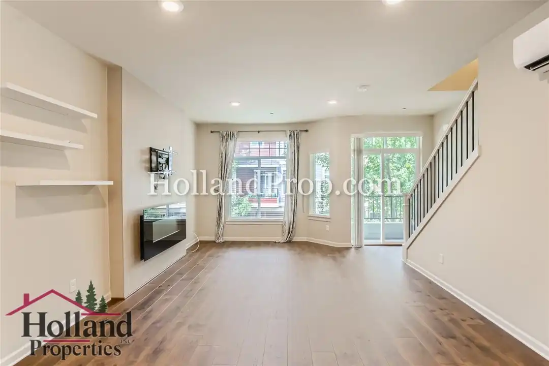 472 NE Patricia Ann Pl - View 5