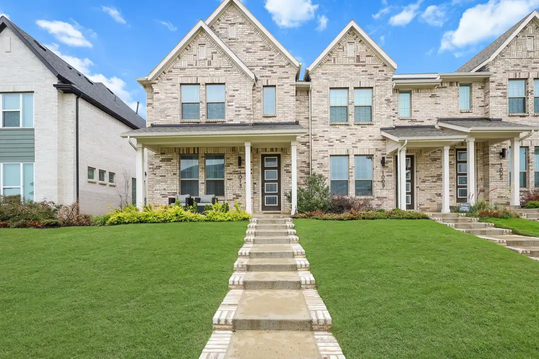 1013 Carnation Dr - View 4