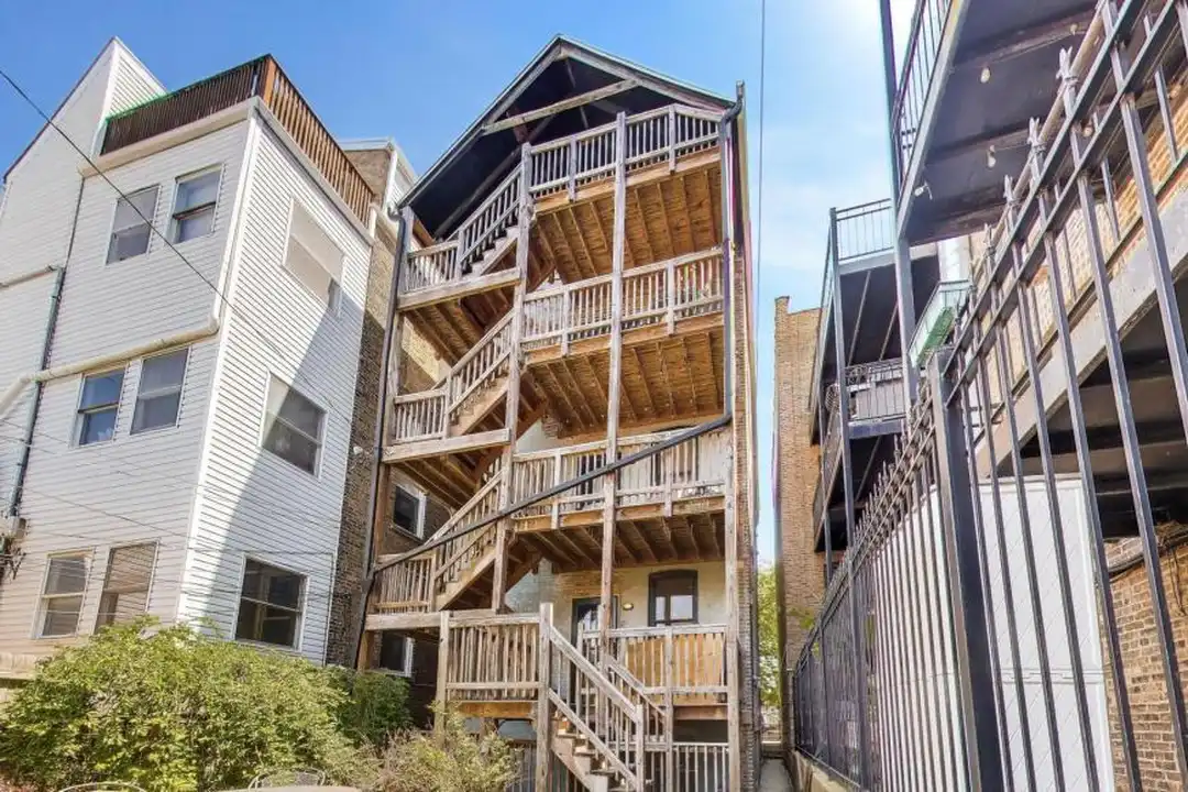 2132 N Oakley Ave - View 2