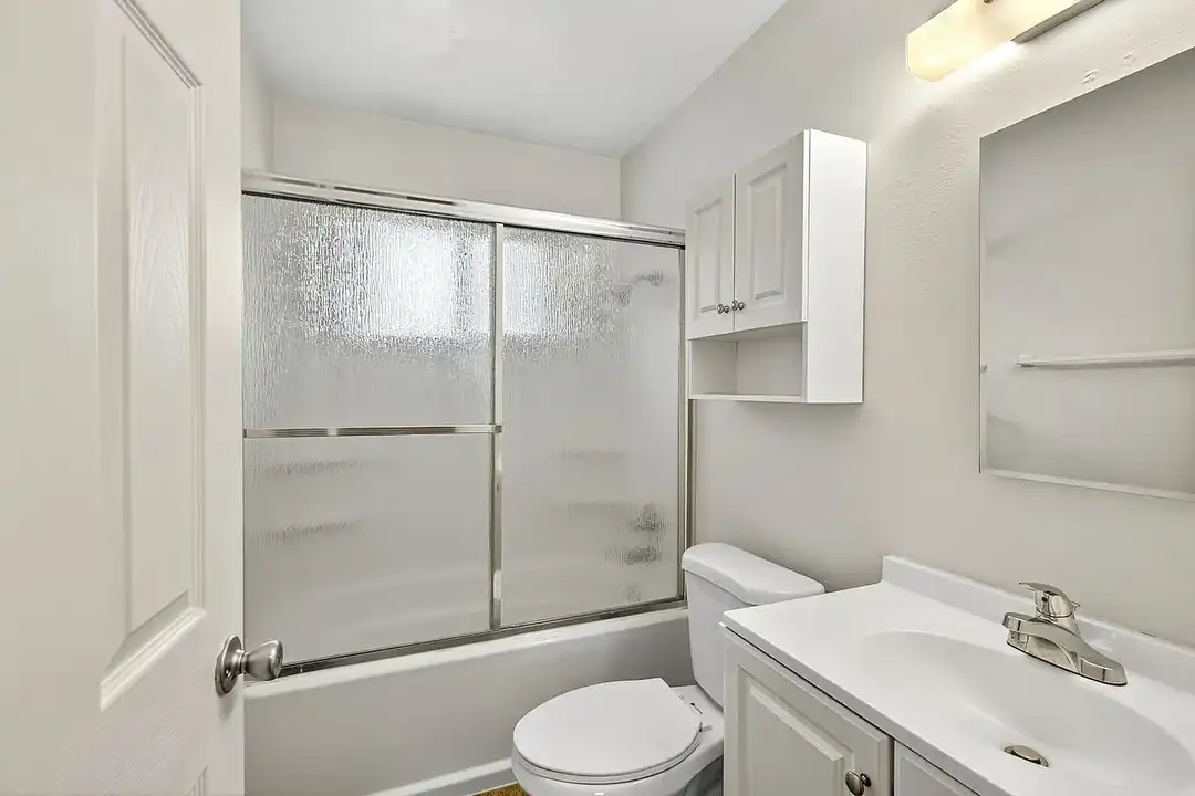 Lincoln Court Townhomes - View 4