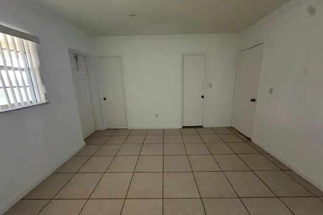 Apartment in Hollywood - View 3