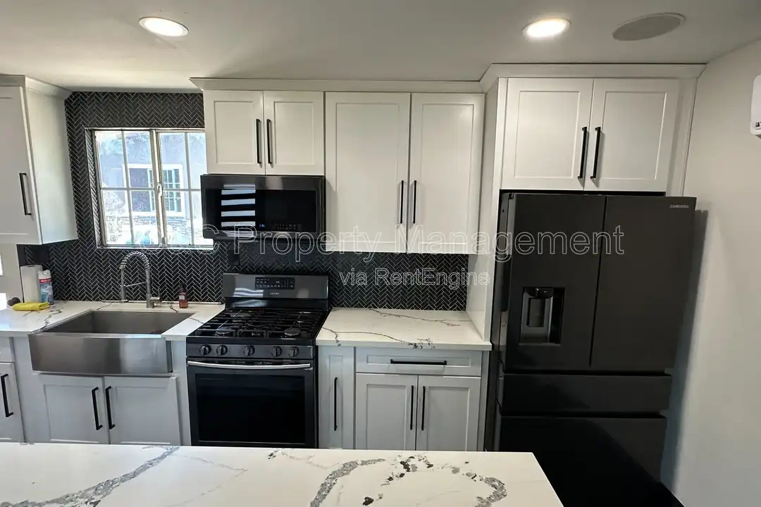 1205 E 4th St - View 4