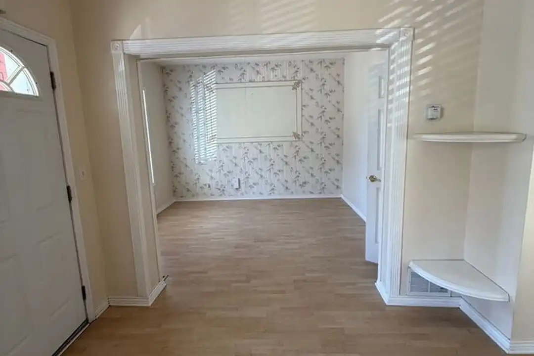 625 Wilmington Ave - More