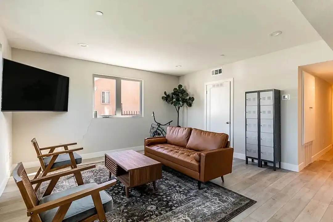 1458 W 37th Pl unit 1458 - Rm 305 - View 3