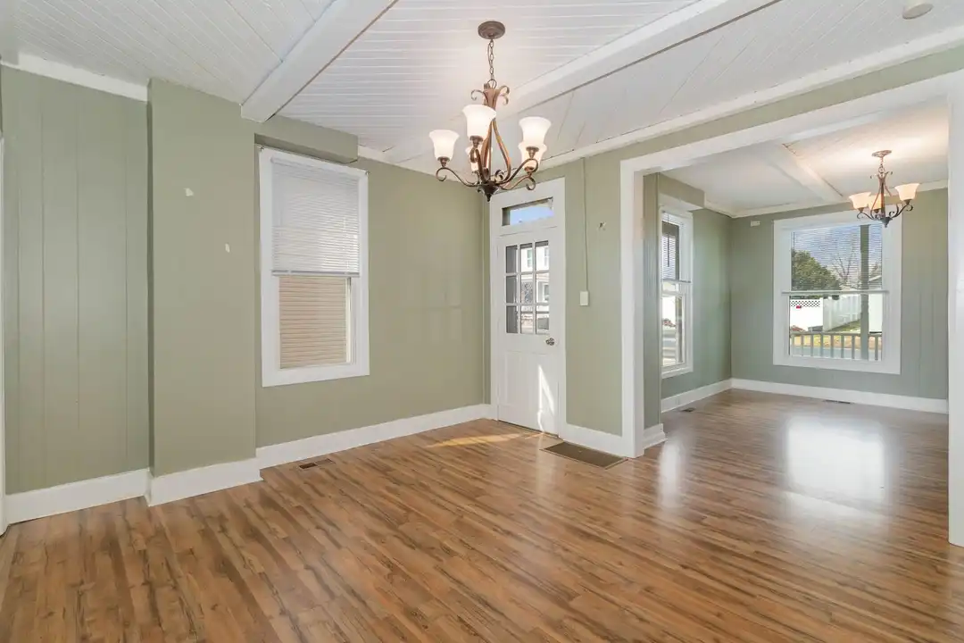 668 Main St - More