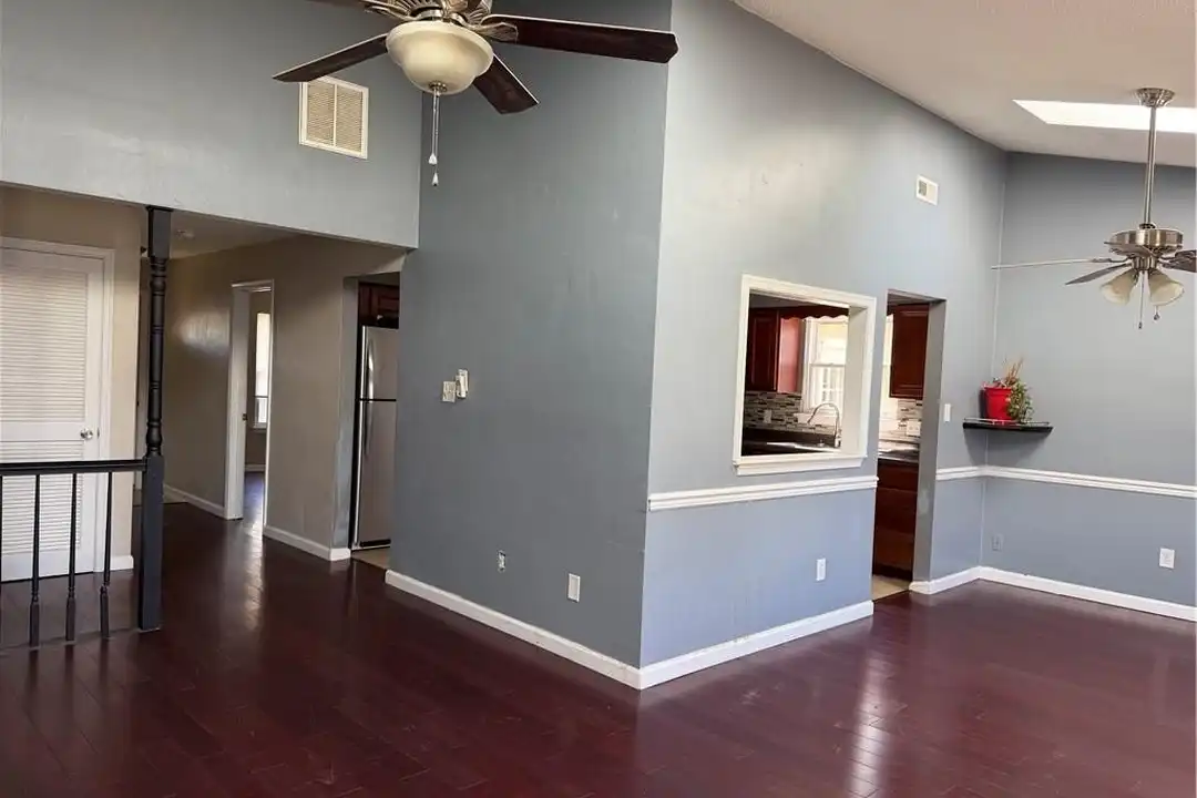 2005 Handel Ct - More