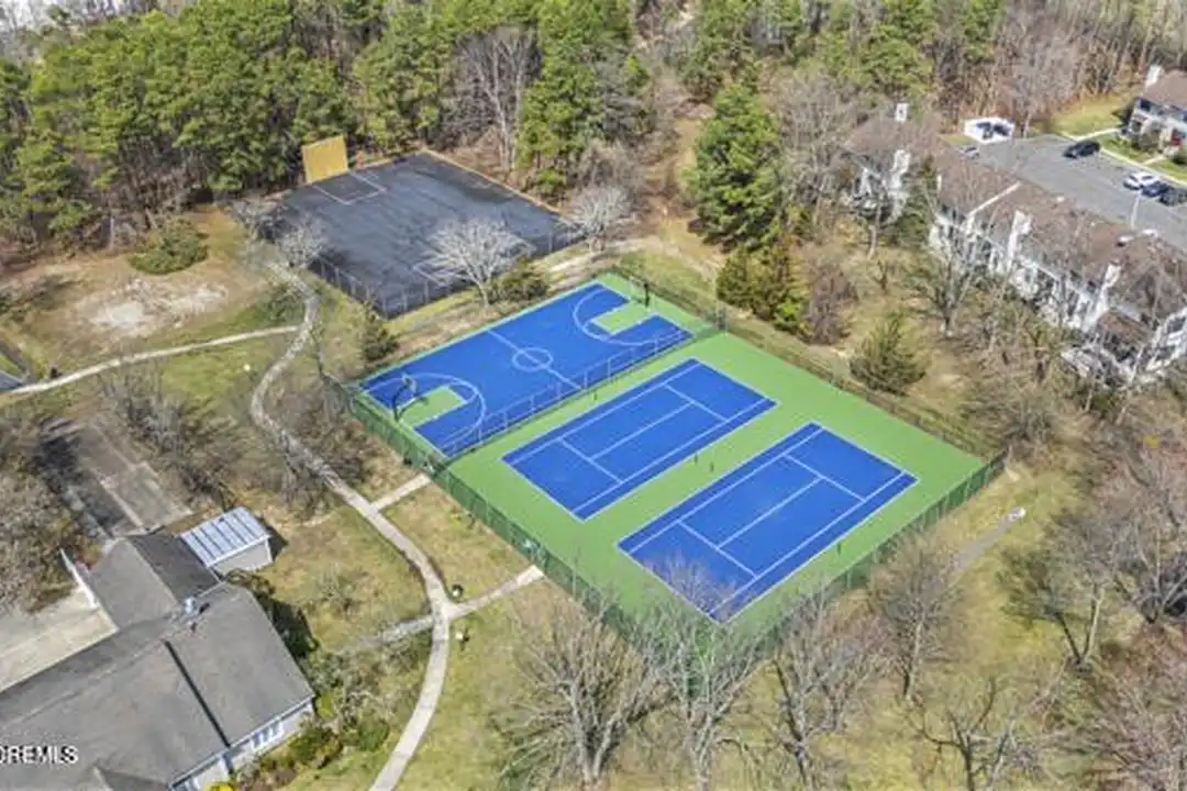 805 Arlington Dr - View 2