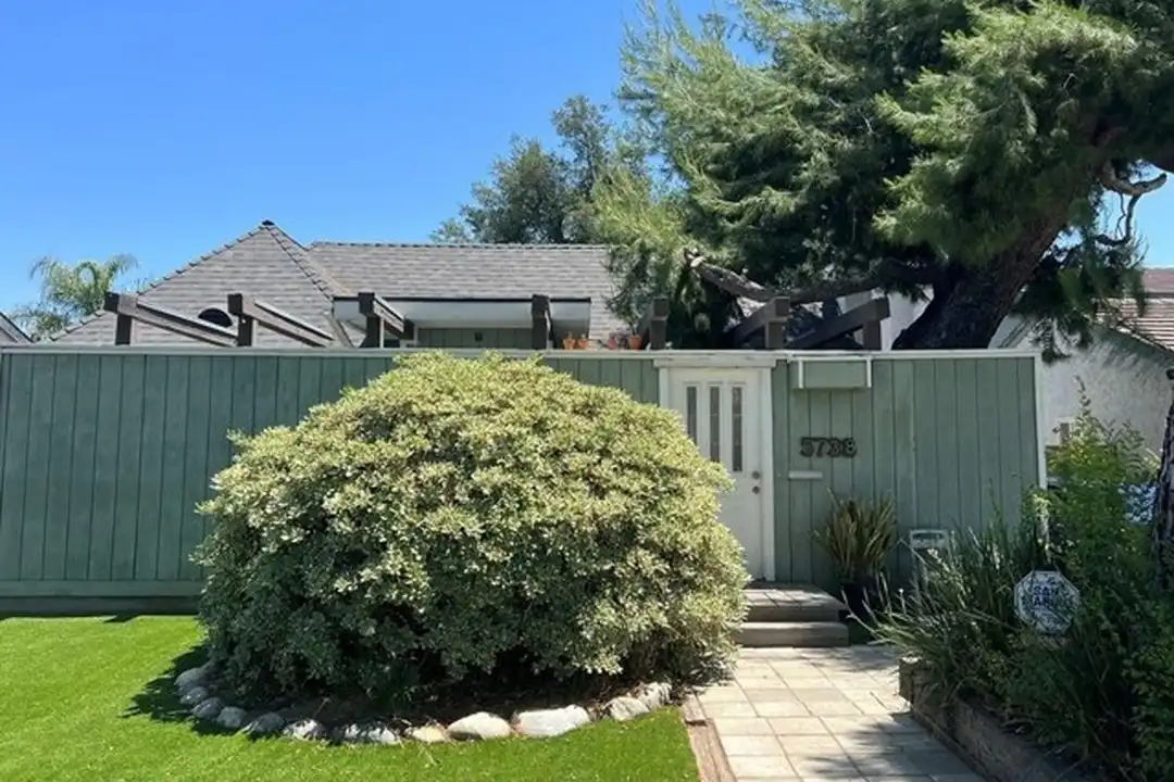 5738 Agnes Ave - View 2