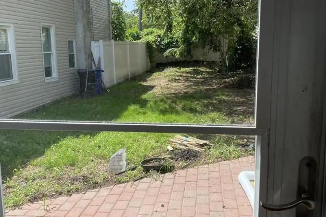 Apartment in Newark - More