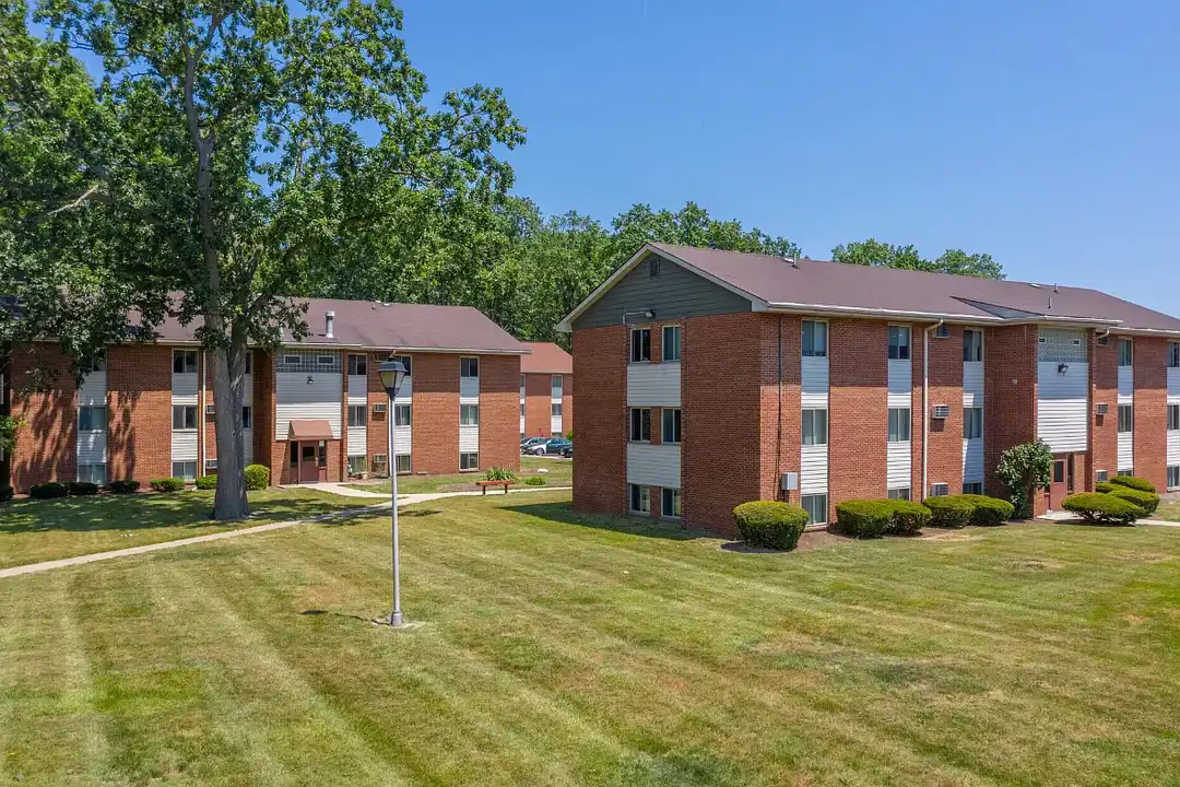 Oakwood Park Apartments – photo 1
