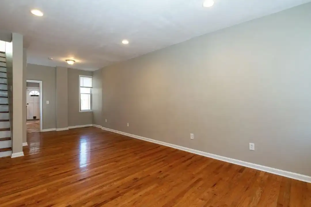 925 N Pine St – photo 1