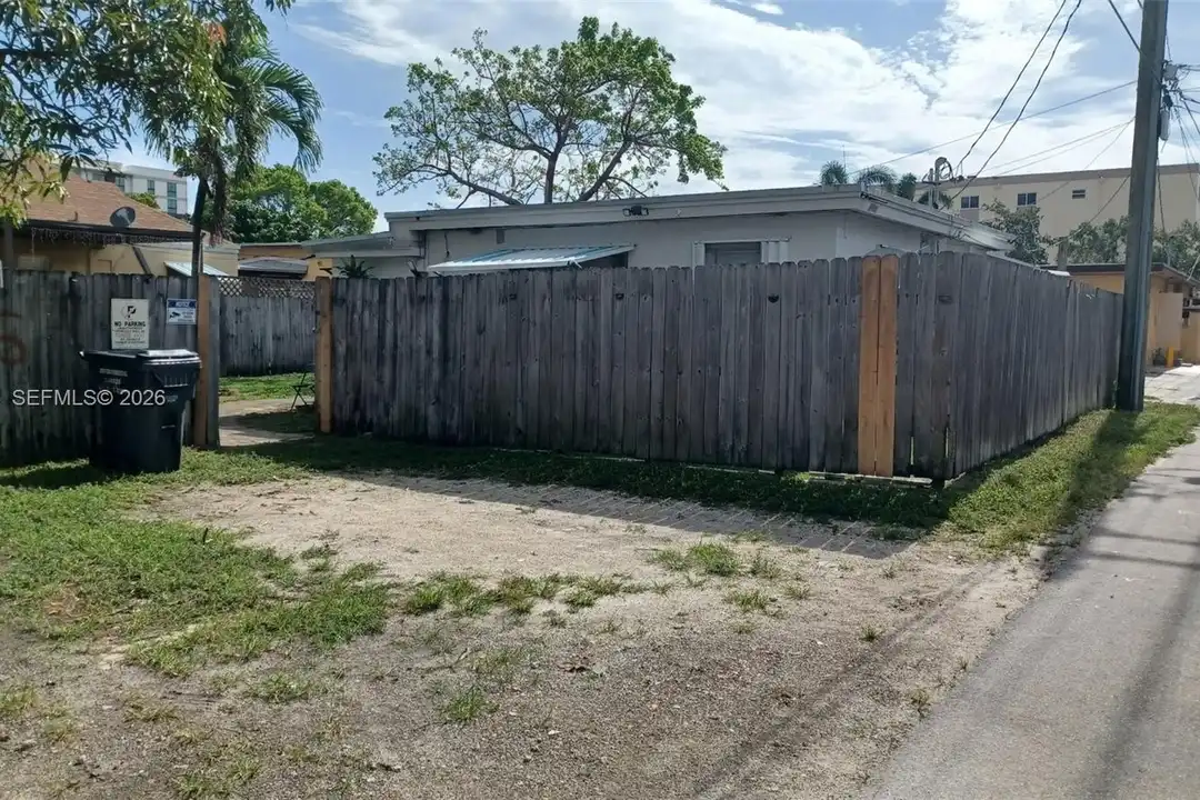 House in Hollywood - View 2
