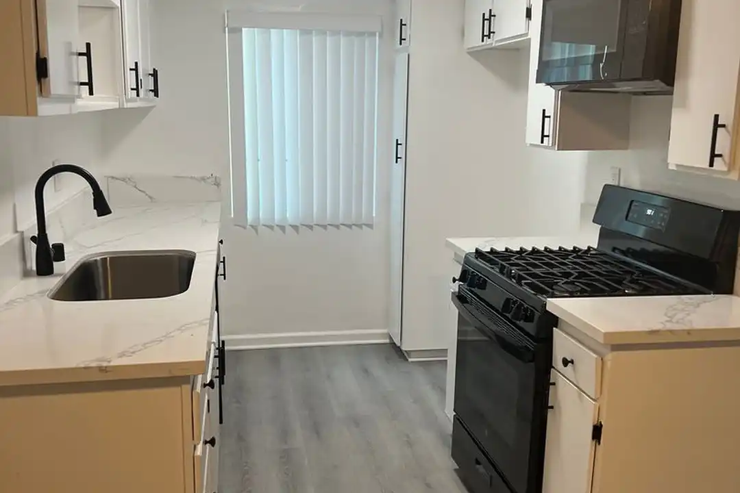 Apartment in Los Angeles - View 4