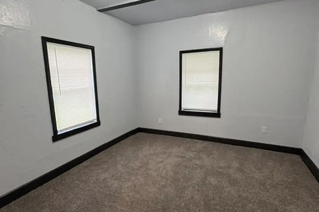 904 SW G Ave - View 6