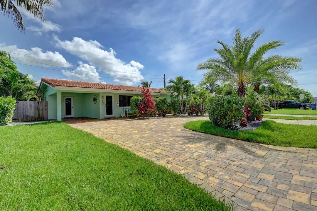 351 NE 41st St - View 2