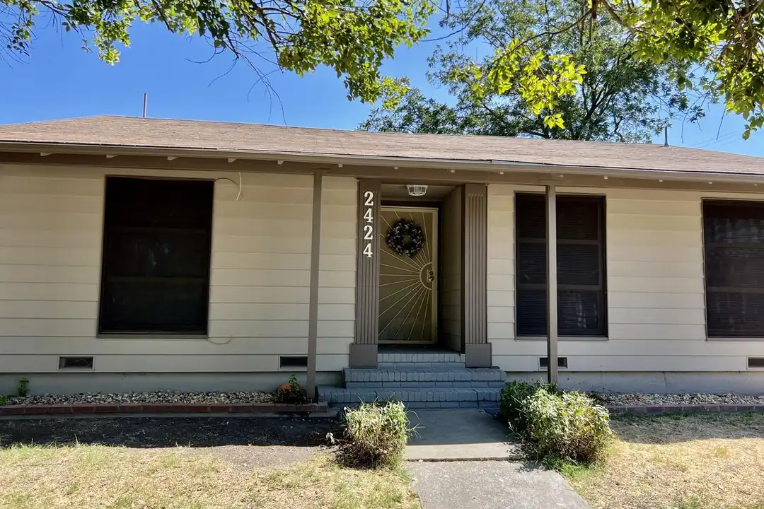 2424 N Center St – photo 1