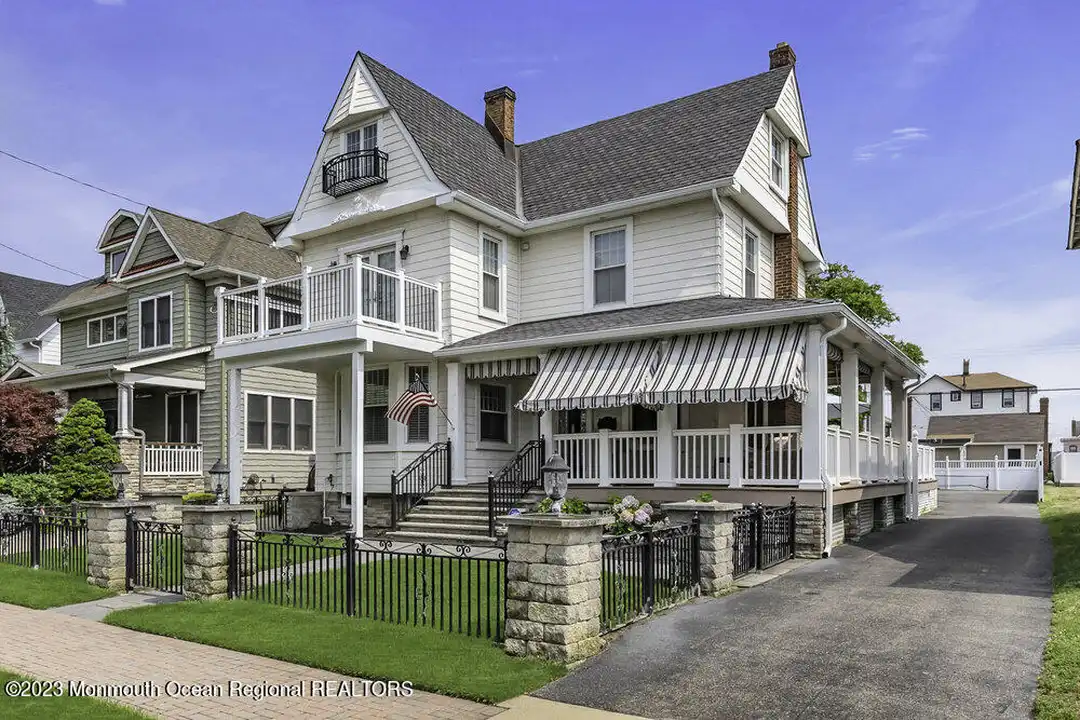 210 8th Ave - View 4