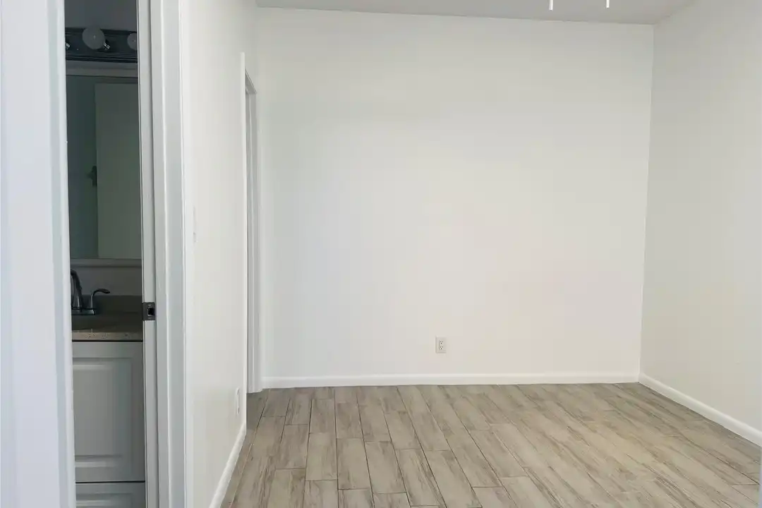 229 Commercial Blvd #2 - More