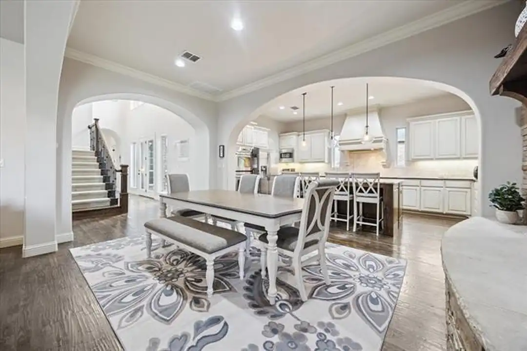 580 Butchart Dr - View 3